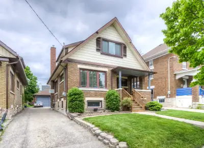 Adorable bright well maintained 2 bedroom plus den/dining room, living room, eat in kitchen. Main fl...