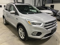 Le Ford Escape SE AWD 2017 offert chez AutoStudio 72 a une robe argent, un habitacle noir et 4 porte... (image 4)