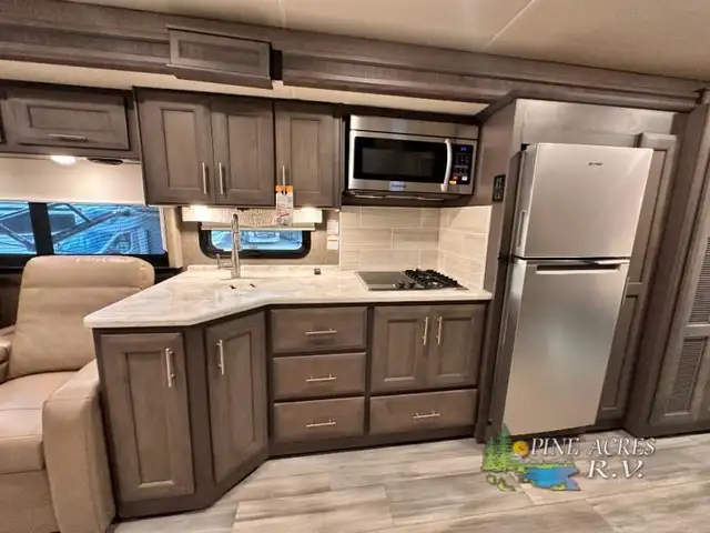 2022 Thor Motor Coach Challenger 35MQ only 6,310 Miles in RVs & Motorhomes in Moncton - Image 29