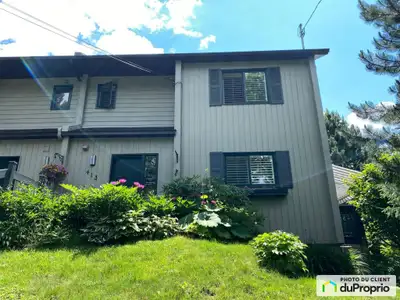 Sur trois étages, avec rez-de-jardin, et mezzanine, cette propriété présente une VUE panoramique sur...