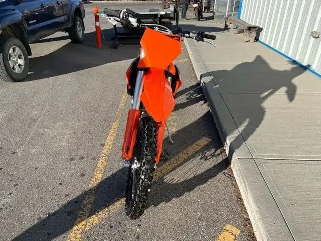 2025 KTM XC 250 F in Dirt Bikes & Motocross in Calgary - Image 4