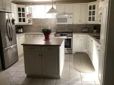 Stunning One Furnished One Bedroom Apartment Executive Waterloo neighbourhood Private Entrance , Pri...