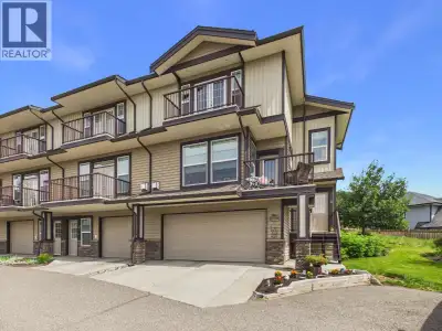 Rarely available end-unit townhouse in one of Williams Lake's most desirable strata communities! Thi...