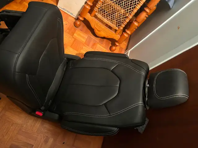 Siège électrique Pacifica 2022 in Other Parts & Accessories in Drummondville - Image 3