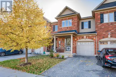 Fantastic townhouse with 3 bedrooms plus loft situated in the highly sought-after Westmount neighbor...