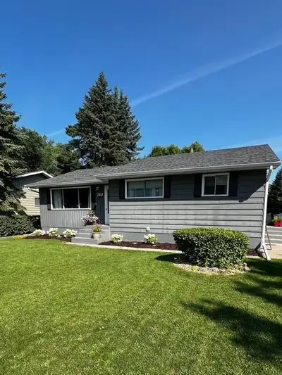 R30//Dauphin/Take a look at this fantastic property at 140 Merrell Ave in Dauphin! This well-maintai...