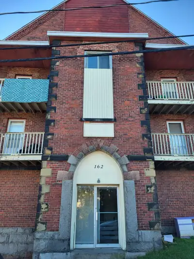 Bright 1 bedroom unit on the west side! This unit is painted a neutral grey throughout with laminate...