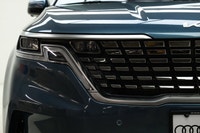 LOCAL and only 18,003 KM! This Kia Carnival boasts a Regular Unleaded V-6 3.5 L/212 engine powering... (image 2)