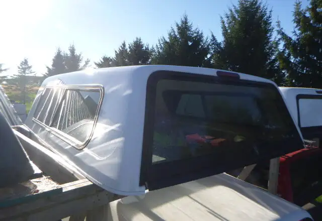 2014 - 2018 GMC Sierra or Chevrolet Silverado 6'5 White Cap in Other Parts & Accessories in Kitchener / Waterloo - Image 4