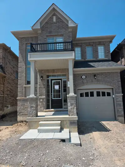 4 bedrooms 3Baths detached house at Port Perry available for REN