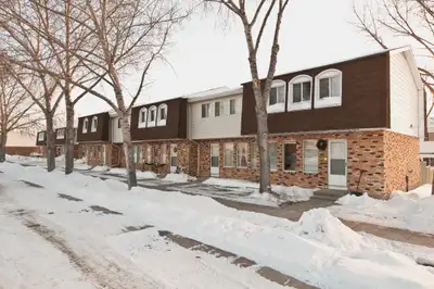 3 Bedroom Townhouse Premium - Murphy Cres.& Lothian Mews *Renova