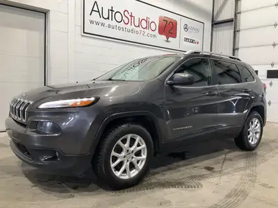 Le Jeep Cherokee NORTH 3.2L AWD MAGS CRUISE A/C 2015 proposé par AutoStudio 72 à Mirabel est un VUS...