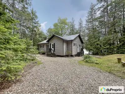 Nouvelle maison de qualité, 4 saisons, 2 chambres à coucher situé sur le lac Johnston, à seulement 1...
