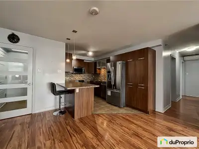 Magnifique Condo très spacieux au 4e étage - 3 chambres - stationnement et ascenseur - offrant beauc...