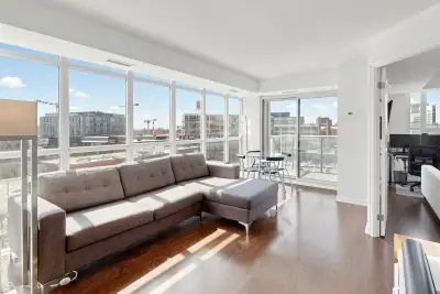 Liberty Village Corner Unit! ☀️ Bright Southwest Exposure ️ 2+Den (Den Used as 3rd Bedroom) 2 Full B...