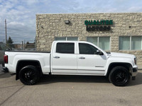 2018 GMC SIERRA SLT CREW CAB WITH AFTERMARKET WHEELS ALL SERVICES UP TO DATE WITH 47 SERVICE RECORDS... (image 3)