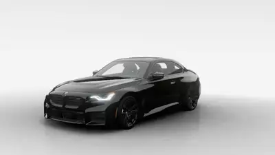 Découvrez cette BMW M2 Coupé neuve, arborant une robe Noir Saphir métallisé et une sellerie en cuir...