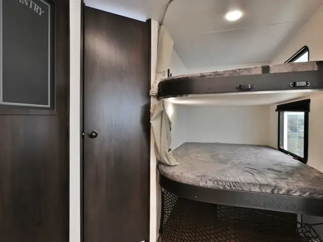 2026 Cherokee Alpha Wolf 26DBH in Travel Trailers & Campers in Edmonton - Image 16