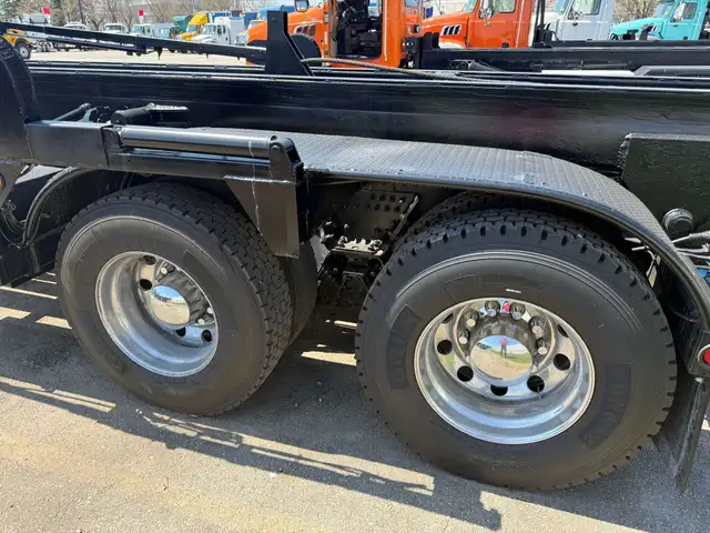 2016 Mack GU813 Granite Tandem Axle Roll Off Truck in Heavy Trucks in Oakville / Halton Region - Image 15
