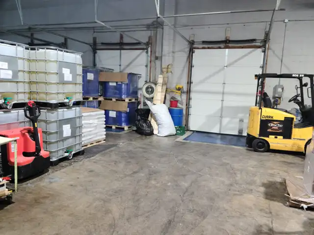 WAREHOUSE SPACE WITH OVERNIGHT PARKING in Commercial & Office Space for Rent in Mississauga / Peel Region - Image 2