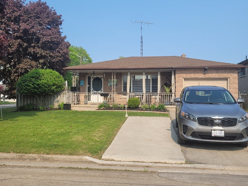 Large 2 Bedroom + Den, 1 Bath Lower Unit in Niagara Falls! Long Term