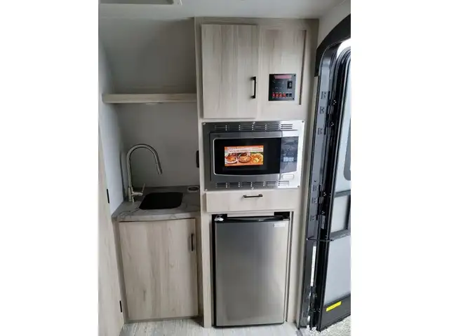 2023 Winnebago Hike 100 H1316TB in Travel Trailers & Campers in Penticton - Image 7