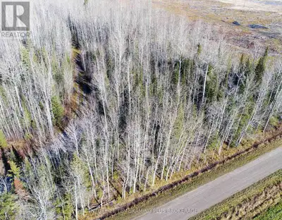 Charming Country Retreat Minutes from Town. Discover the perfect blend of tranquility and convenienc...