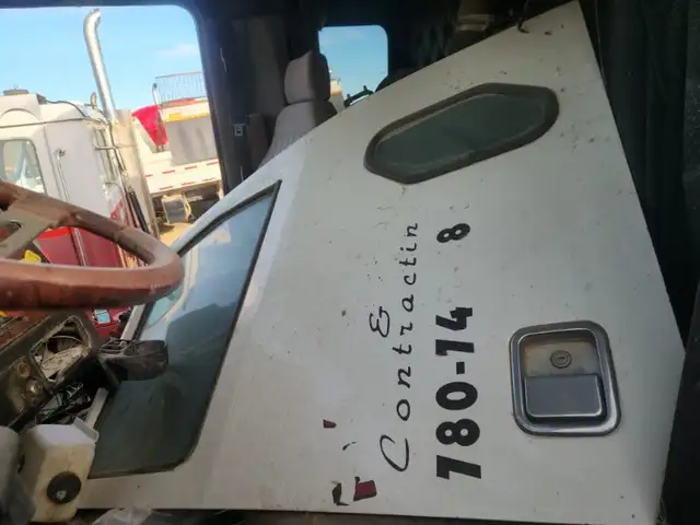 2007 WESTERN STAR 4900 SFA FOR PARTS in Heavy Equipment Parts & Accessories in Edmonton - Image 5