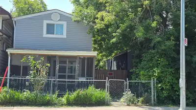 5D//Winnipeg/Offers as received! Welcome to this well-maintained 1 and 1/2 storey home offers 2 bedr...