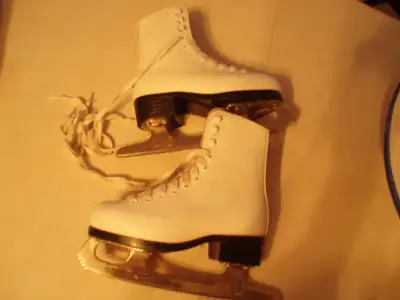 Child’s – girl’s skates. Like new condition. CCM Competitor. Kid’s size 8. ( the boot is 7’’ long )....