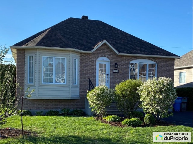$850,000 - Bungalow for sale in St-Jérôme (St-Antoine) — photo 1
