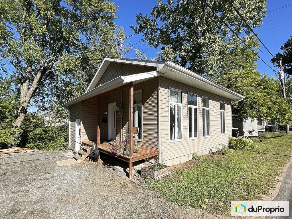 $299,000 - Bungalow for sale in Louiseville — photo 1