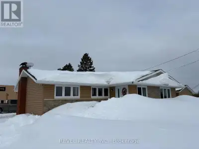 Located just 1 km from town, this inviting country bungalow offers 3.35 acres and the perfect balanc...