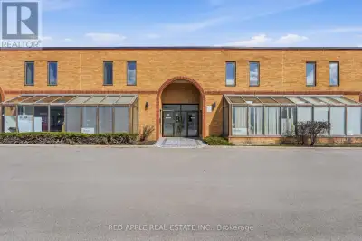 400 Creditstone Road in Vaughan offers premium, accessible commercial office/industrial space featur...
