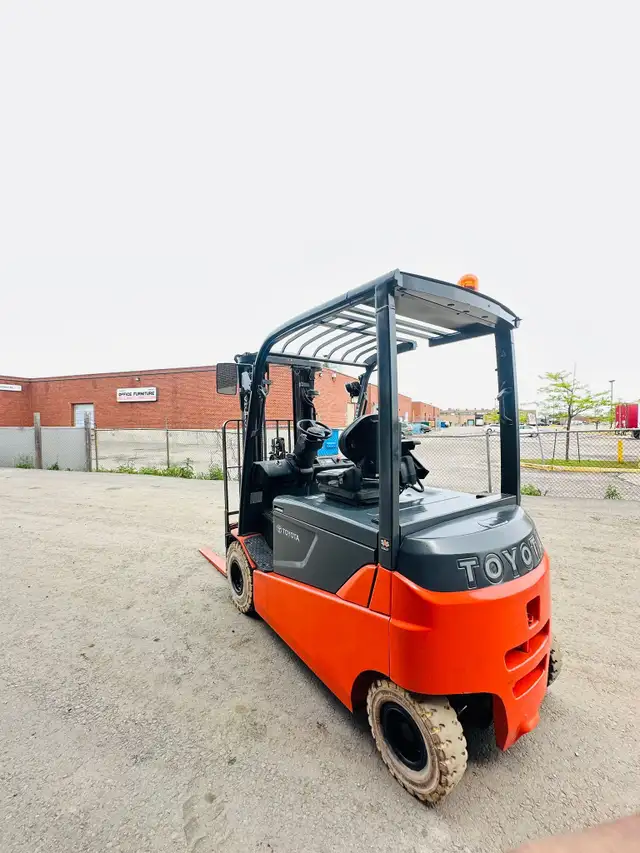 2018 Toyota 5000lbs Cap Electric OUTDOOR FORKLIFT 3 stage side-s in Heavy Equipment in Mississauga / Peel Region - Image 6