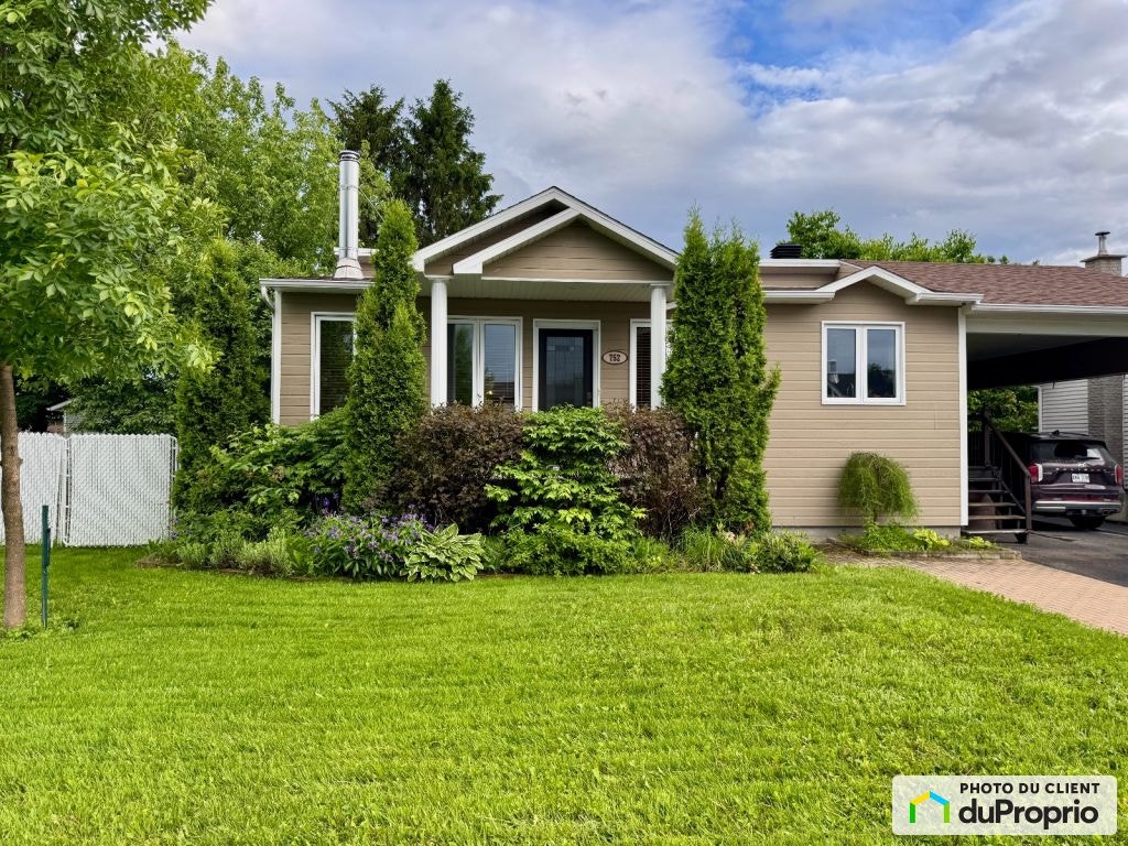 $465,000 - Bungalow for sale in Chicoutimi (Chicoutimi) — photo 1