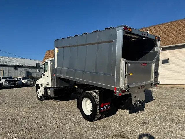 2018 Hino 338 in Heavy Trucks in Hamilton - Image 8