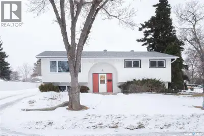 Welcome to 263 Fairview Road, this 1074 sq ft Bi-Level is located in the family friendly neighborhoo...