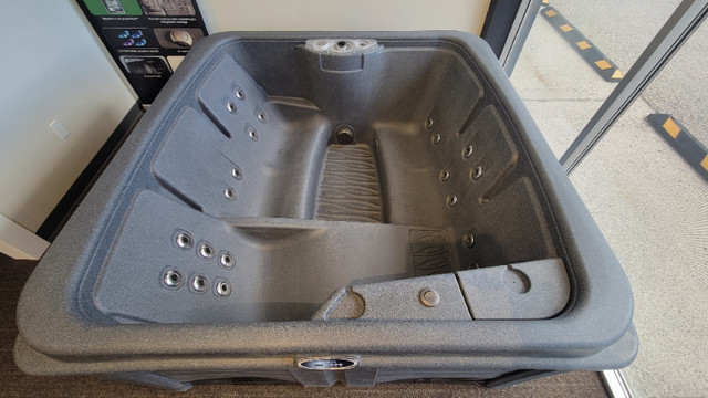 5-Person 120V Rotomold Hot Tub in Hot Tubs & Pools in Calgary - Image 2