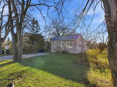 R17//Morris/Showings start now. Offers anytime after Nov 18 at 12noon. Welcome to 246 Mulvey Street...