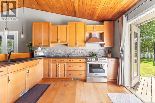 777 Salsbury Rd Courtenay, British Columbia in Houses for Sale in Comox / Courtenay / Cumberland - Image 9