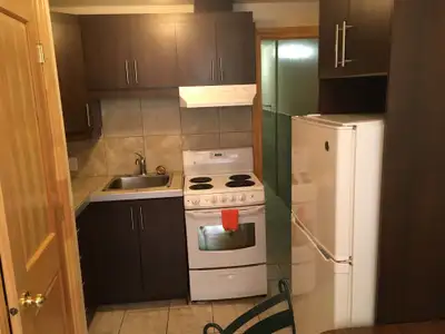Métro Parc 91m ***VACANT*** 11/2,1045$