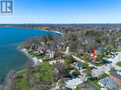Discover an excellent opportunity not to be missed! Situated in the highly sought-after Cranberry Co...