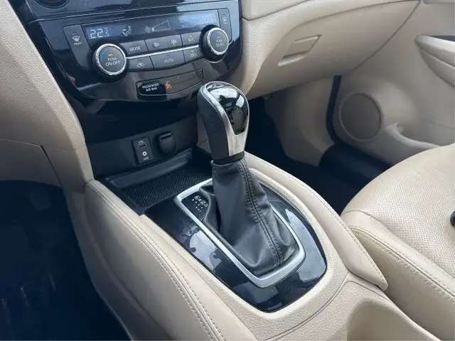 2017 Nissan Rogue SL Platinum - Sunroof - Navigation in Cars & Trucks in Kingston - Image 35