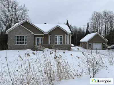 MAISON Plafond à 9 pieds au rez-de-chaussée. planchers BOIS franc et céramique au rez-de-chaussée GA...