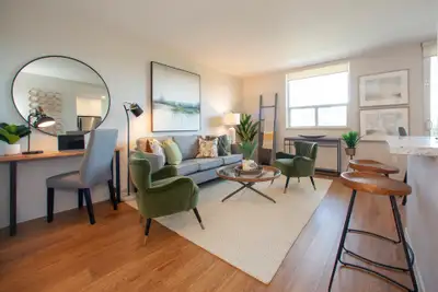 Under New Management! Realstars Harbourview Apartments is located in the upscale lakeside-shopping d...