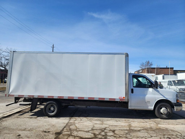 2021 Chevrolet Express G4500 18Ft Box - 6.6L V8 Gas - Factory Wa in Cars & Trucks in City of Toronto - Image 2