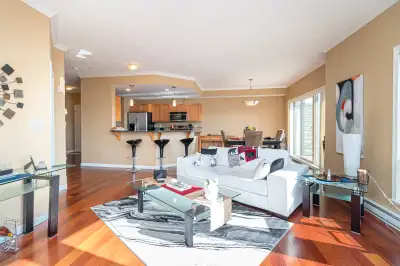 MLS® 993381 - $899,900 Luxury living in Admirals Landing best unit! SW corner penthouse 2 bed 2 bath...