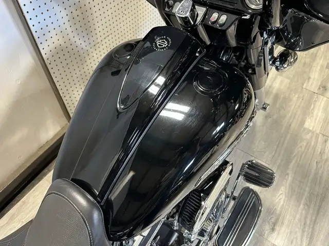 2011 Harley-Davidson Touring CVO STREET GLIDE in Street, Cruisers & Choppers in London - Image 11