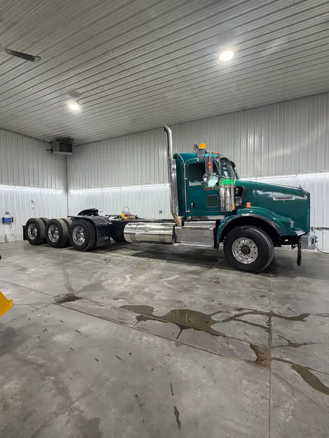 2017 Kenworth T800 Tridrive in Heavy Trucks in Prince Albert - Image 2